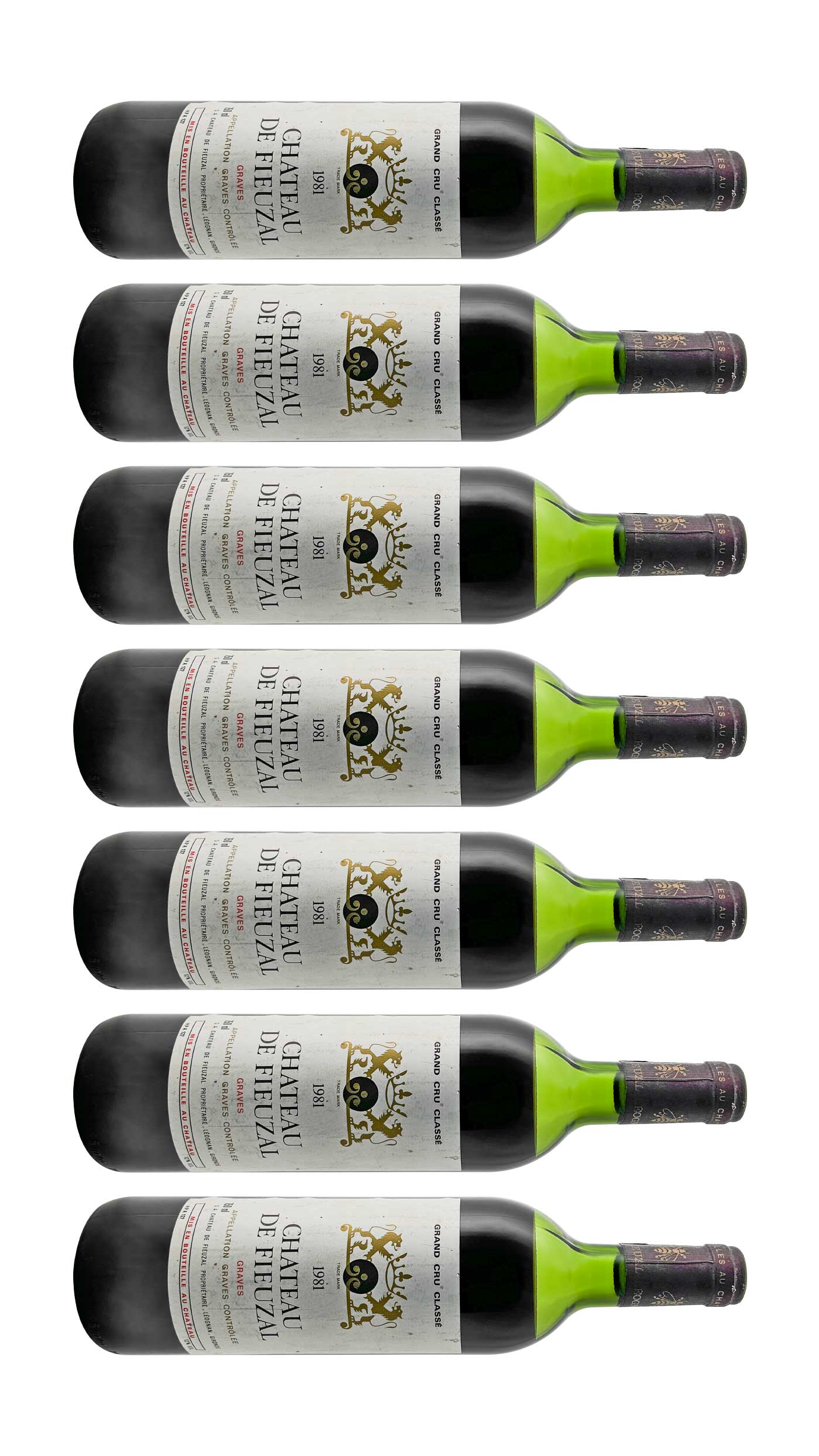 Sieben grüne Weinflaschen von Château de Fieuzal, liegend, mit weißem Etikett und gold-schwarzem Wappen.
