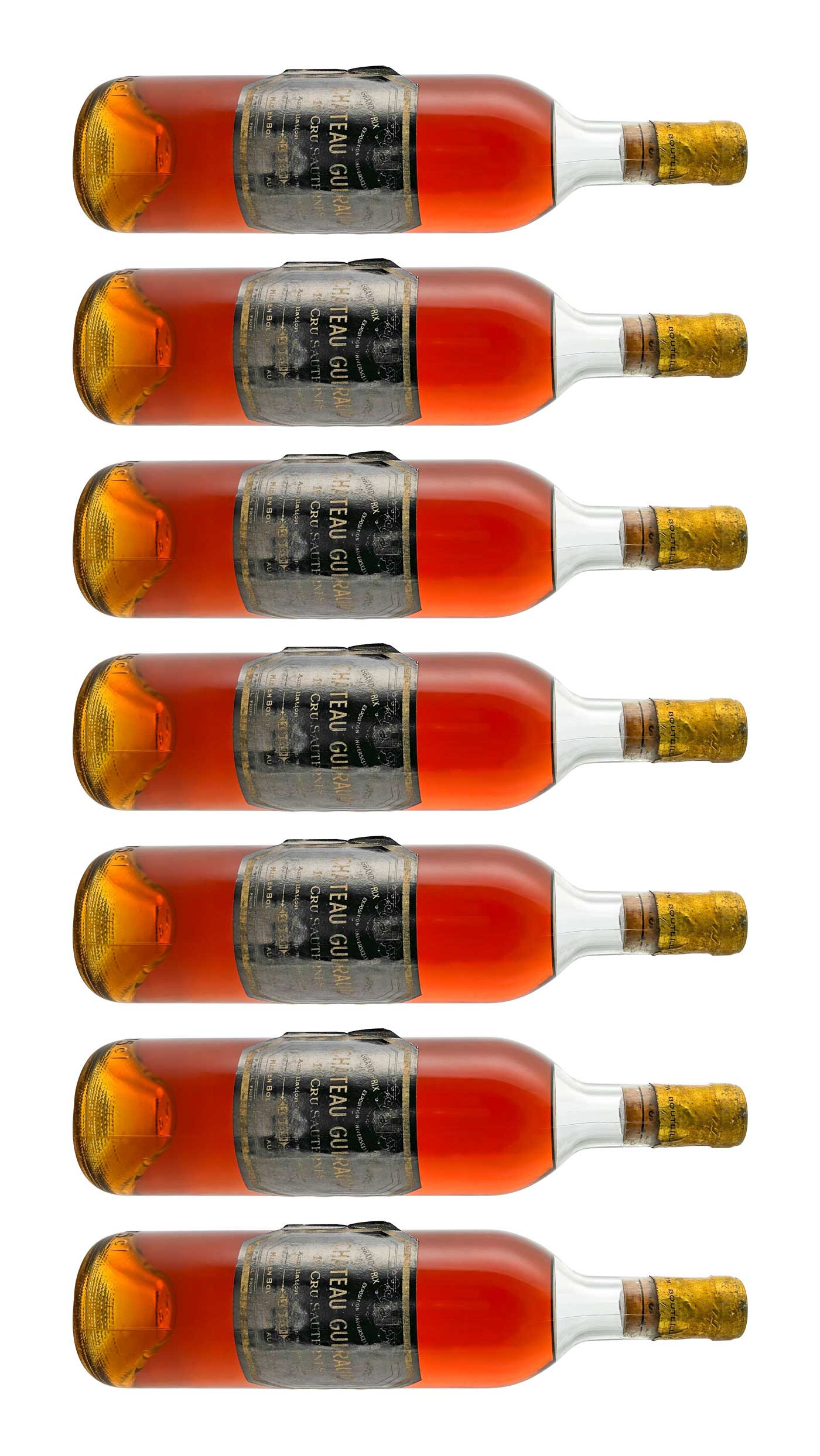 Sieben Flaschen Château Guiraud Dessertwein mit goldfarbenem Verschluss, gefüllt mit bernsteinfarbener Flüssigkeit, liegend nebeneinander.