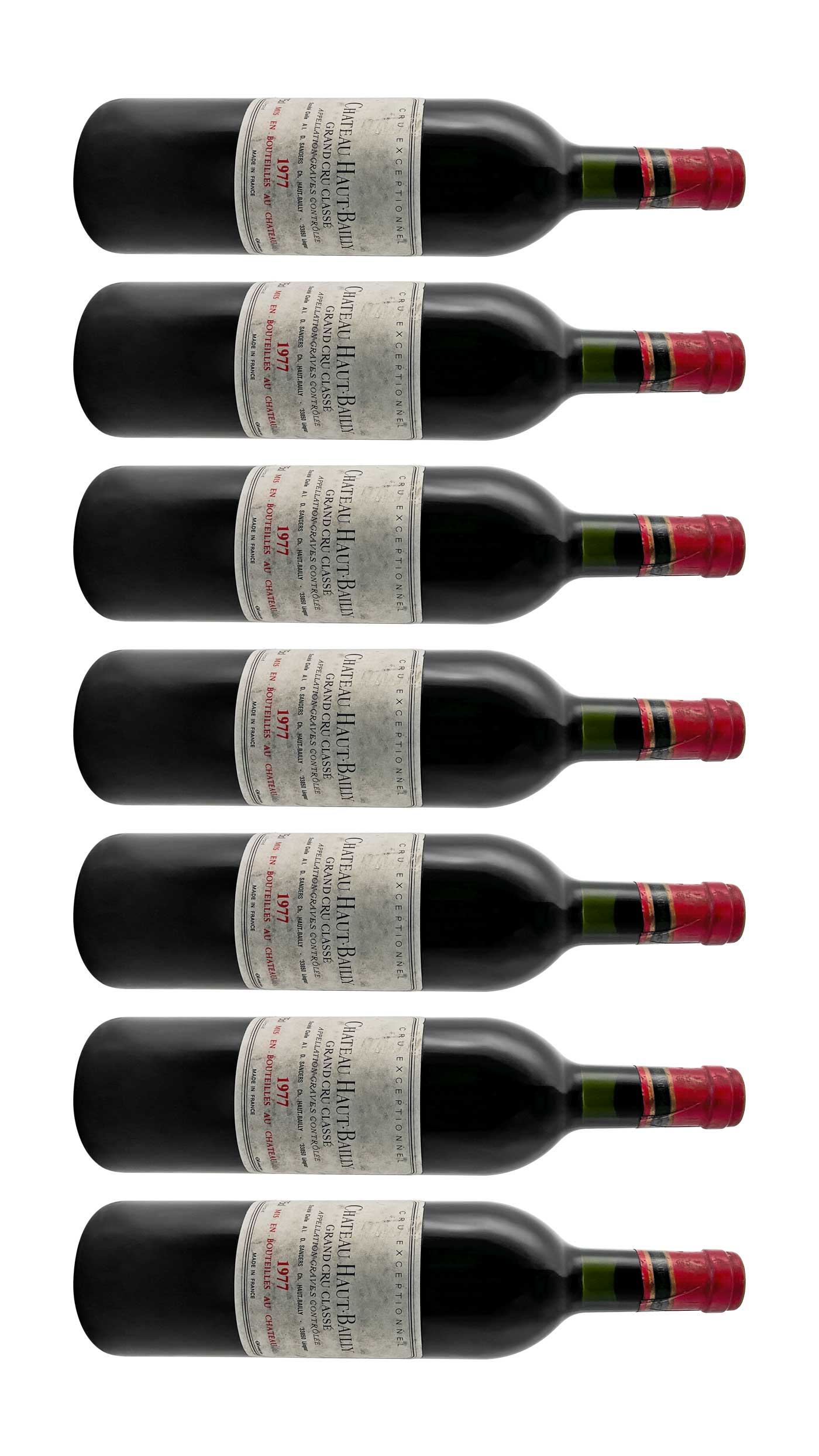 Mehrere Weinflaschen mit Rotwein von Chateau Haut Bailly