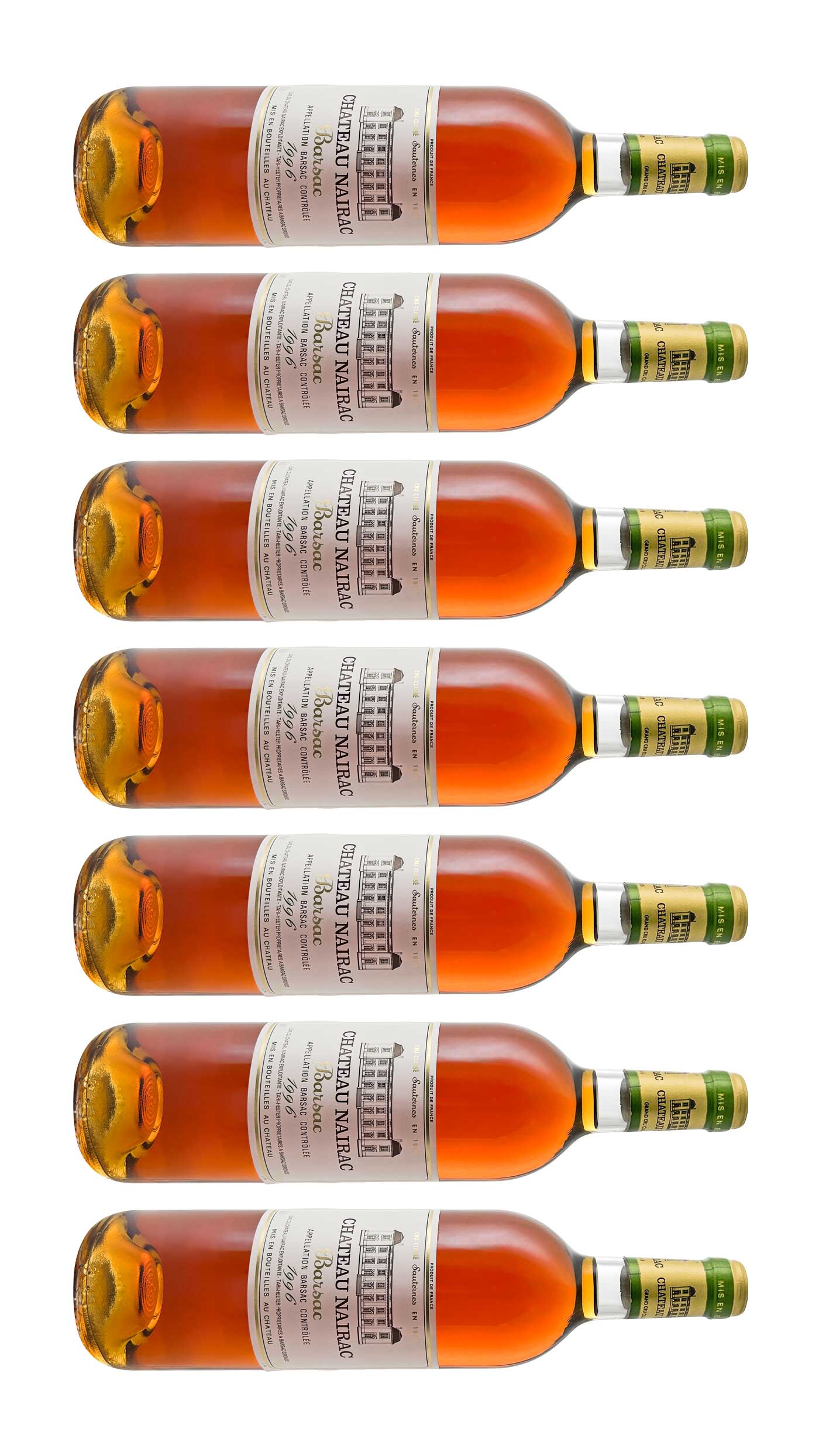 Sieben liegende Flaschen Château Nairac mit bernsteinfarbenem Dessertwein und weißen Etiketten, grüne Kapseln mit goldener Schrift.