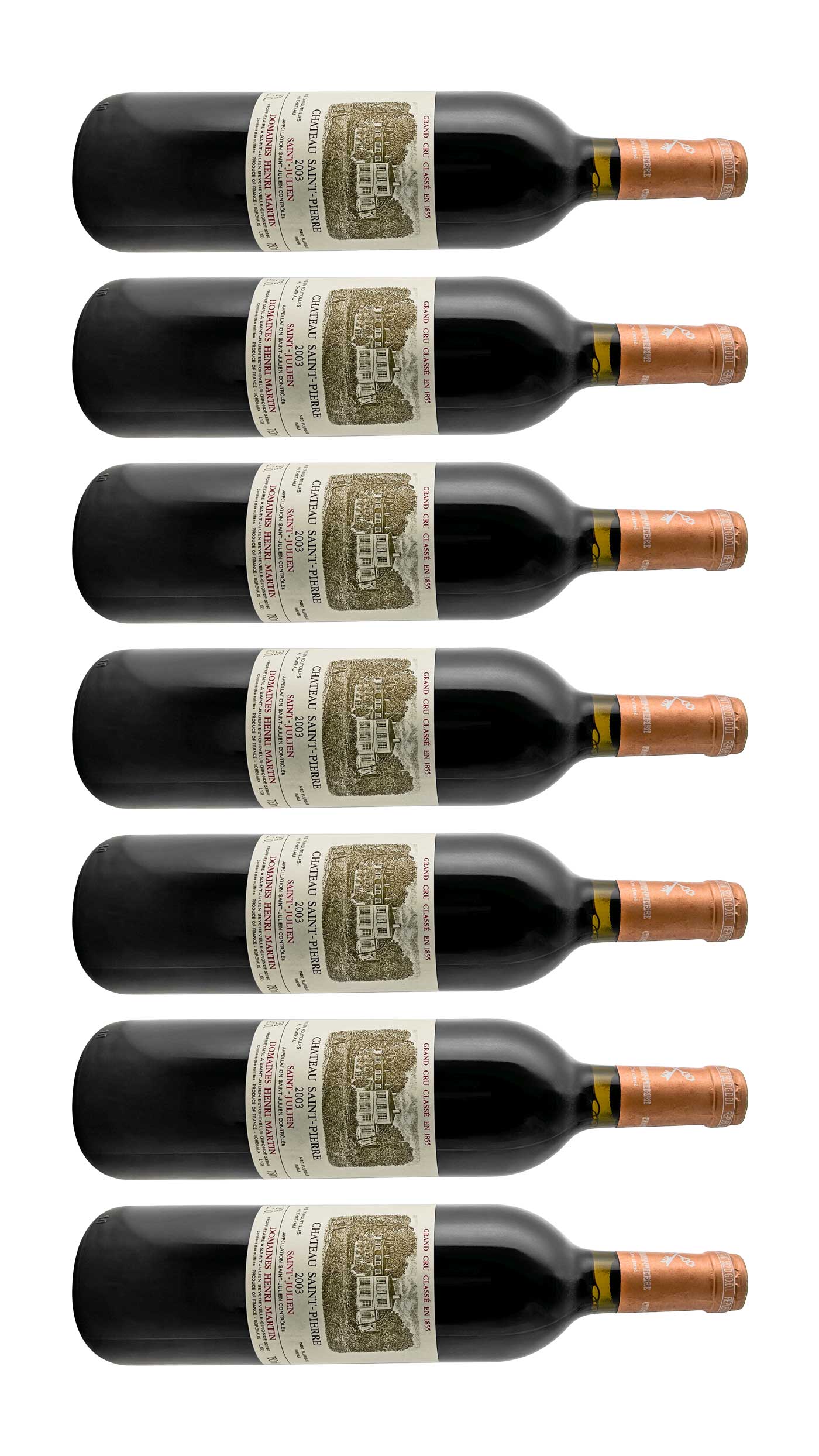 Sieben Flaschen Château Saint-Pierre Rotwein mit beige-weißem Etikett und kupferfarbenem Verschluss, liegend übereinander angeordnet.