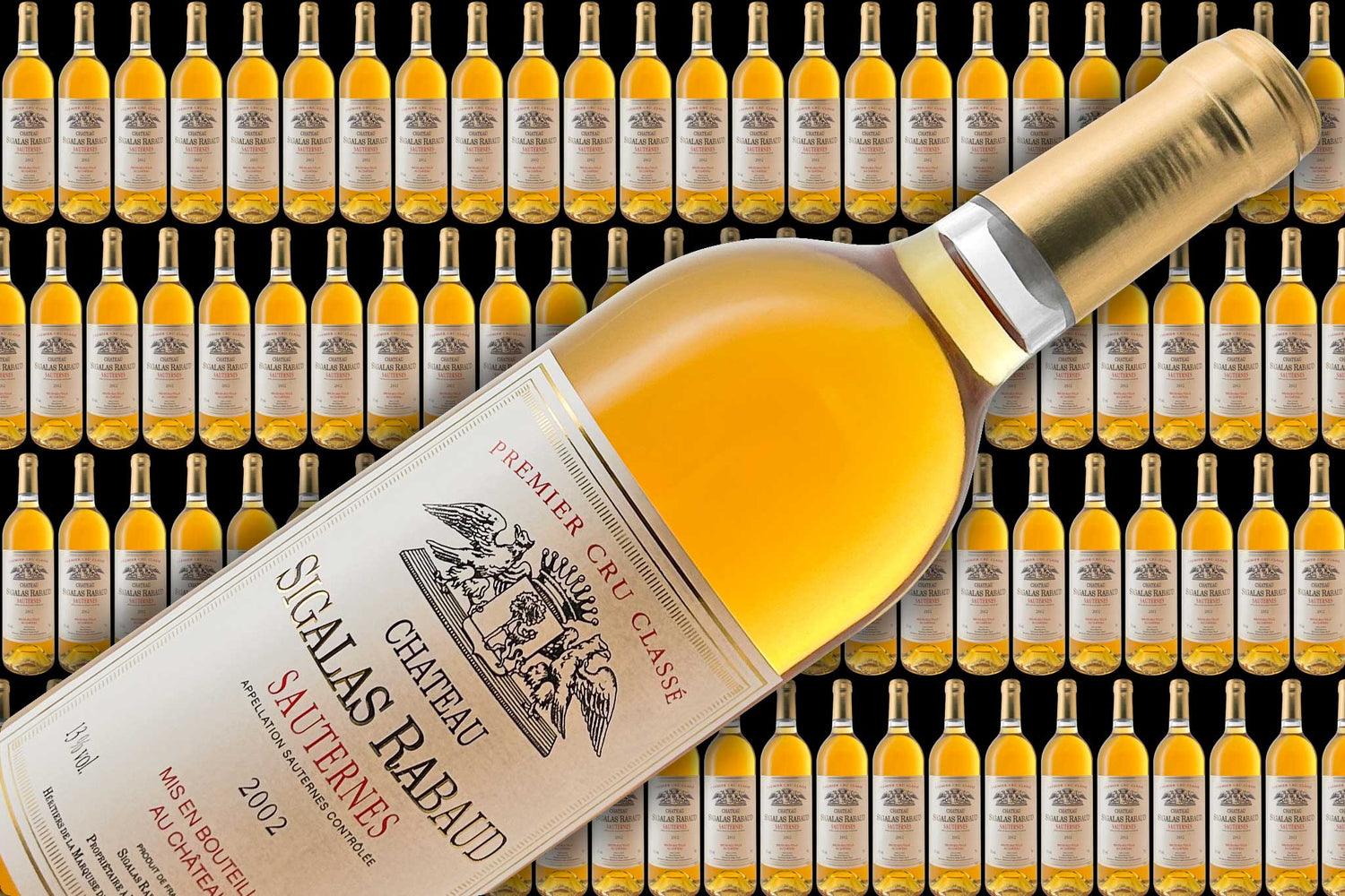 Der Banner zeigt viele Weinflaschen im Hintergrund und im Vordergrund eine Flasche Dessertwein von dem Weingut Chateau Sigalas Rabaud.
