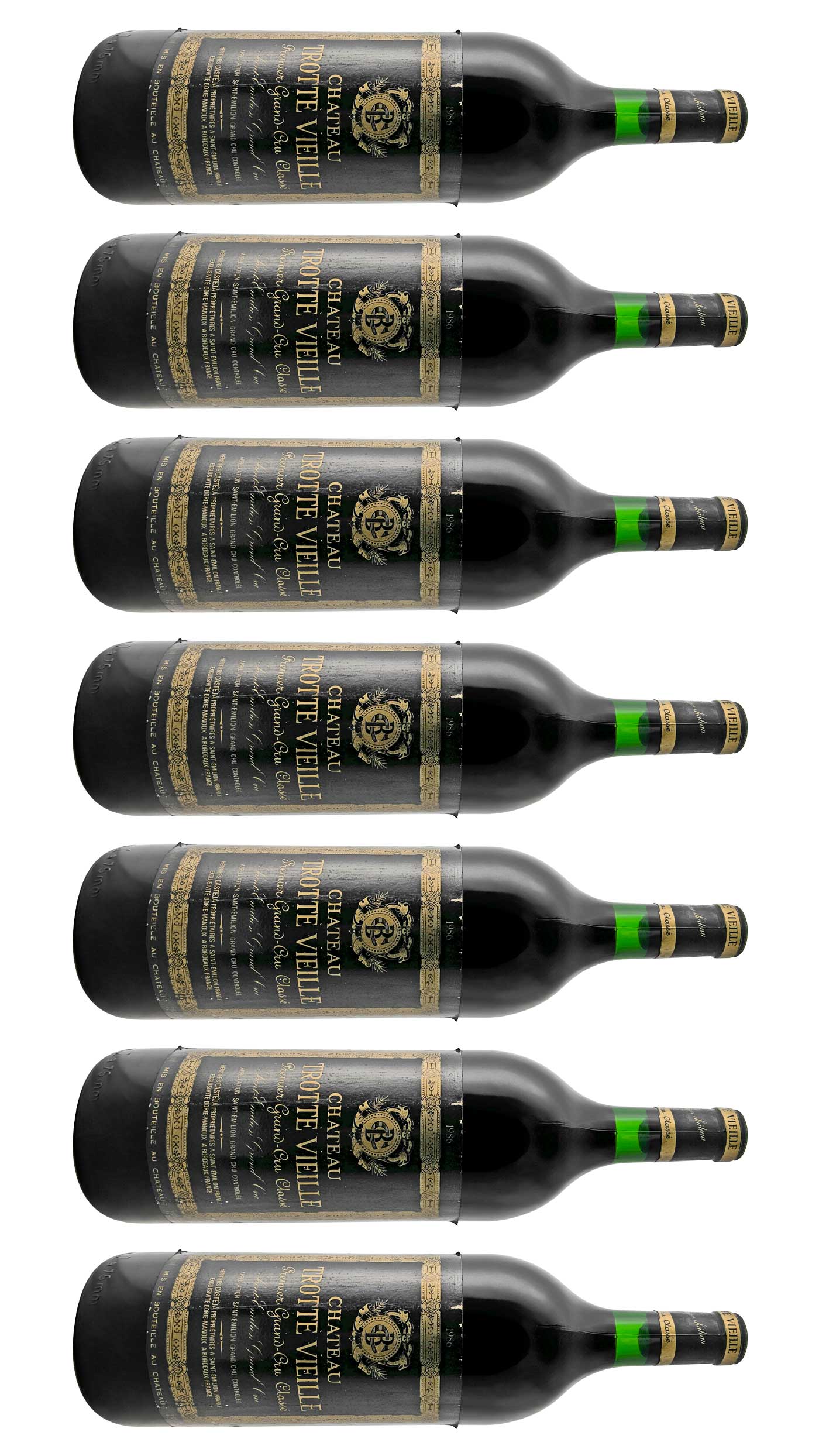 Sieben Flaschen Chateau Trotte Vieille Rotwein, dunkelgrüne Flaschen mit schwarzen Etiketten und goldener Schrift, liegend nebeneinander.