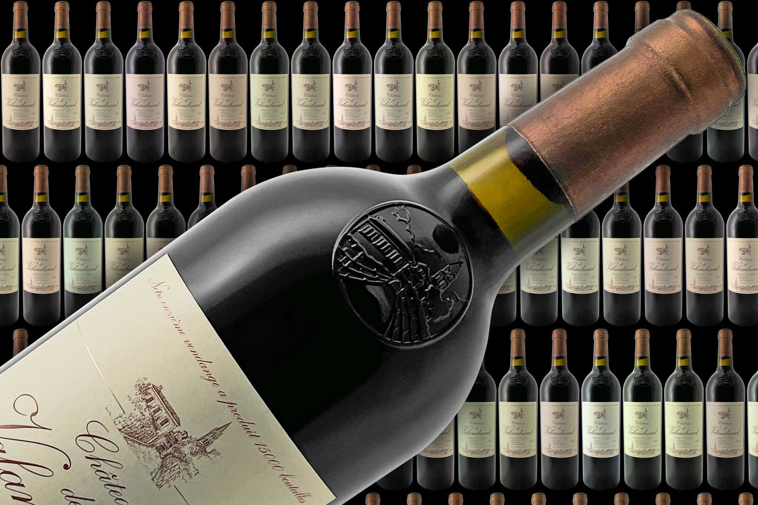 Der Banner zeigt viele Weinflaschen im Hintergrund und im Vordergrund eine Flasche Rotwein von dem Weingut Chateau Valandraud.