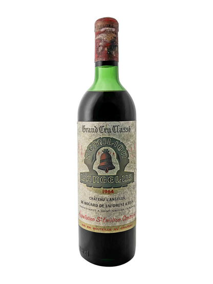 Flasche Château Angelus 1964 mit grünem Hals, rotem Kapselverschluss und Etikett mit Glockenmotiv und Texten zu Grand Cru Classé und Appellation St-Émilion Contrôlée.