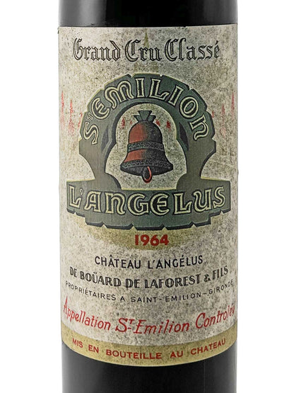 Weinflasche mit Etikett von Château L'Angélus 1964, Grand Cru Classé aus Saint-Émilion, mit Glockenmotiv und roter Jahreszahl.