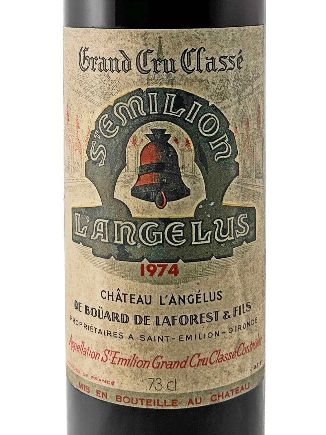 Weinflasche mit Etikett von Château L'Angélus 1974, Grand Cru Classé, mit Glockenmotiv und Texten zu Herkunft und Abfüllung.