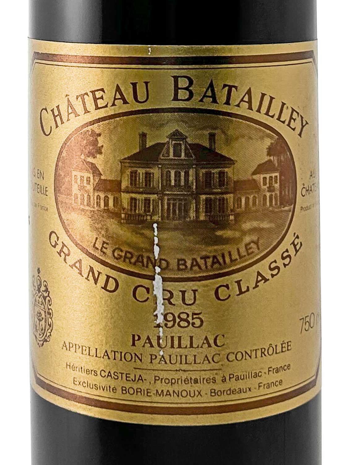 Weinflasche mit Etikett von Château Batailley, Jahrgang 1985. Das Etikett zeigt ein Abbild des Weinguts, goldene Schrift und die Aufschrift 'GRAND CRU CLASSÉ PAUILLAC'.