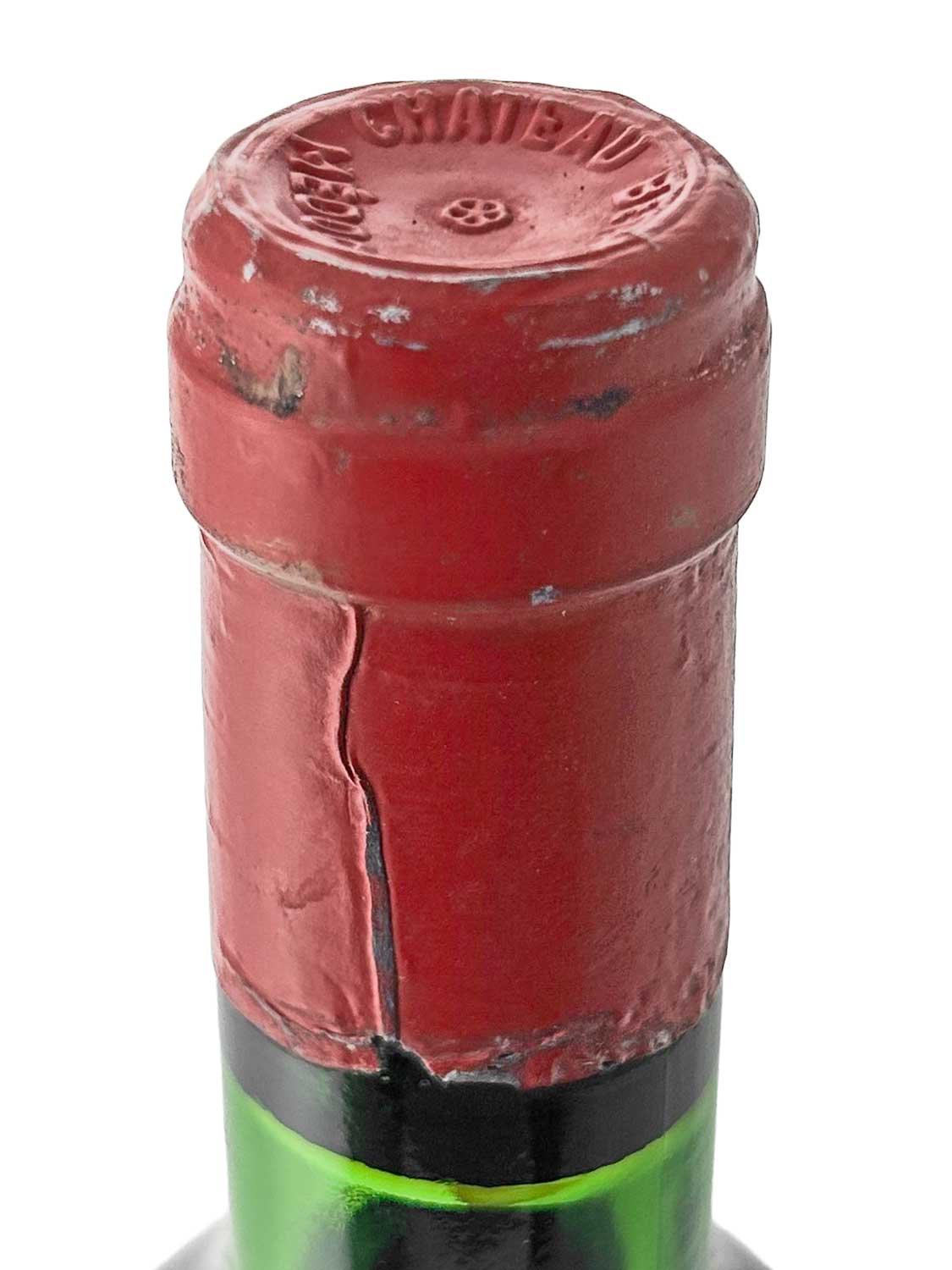 Nahaufnahme des Flaschenhalses einer Weinflasche mit rotem Wachssiegel und Prägung 'CHATEAU BELGRAVE' auf dem Siegel