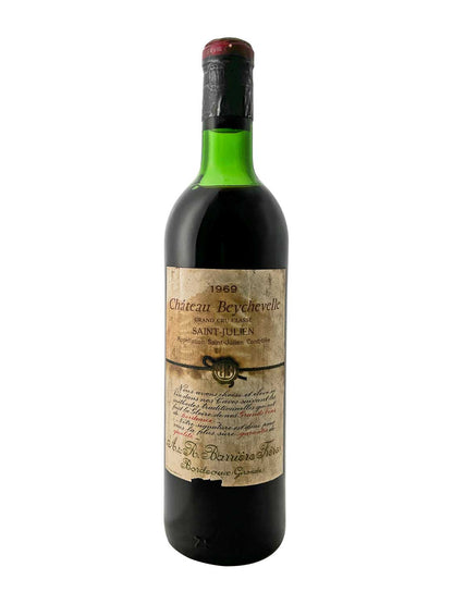 Flasche Château Beychevelle 1969 mit grünem Glas, rotem Kapselverschluss und altem, vergilbtem Etikett mit Text und Logo.