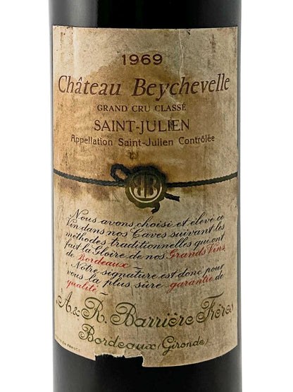 Weinflasche mit altem Etikett von Château Beychevelle 1969, Grand Cru Classé, Saint-Julien, mit französischem Text und Siegel.