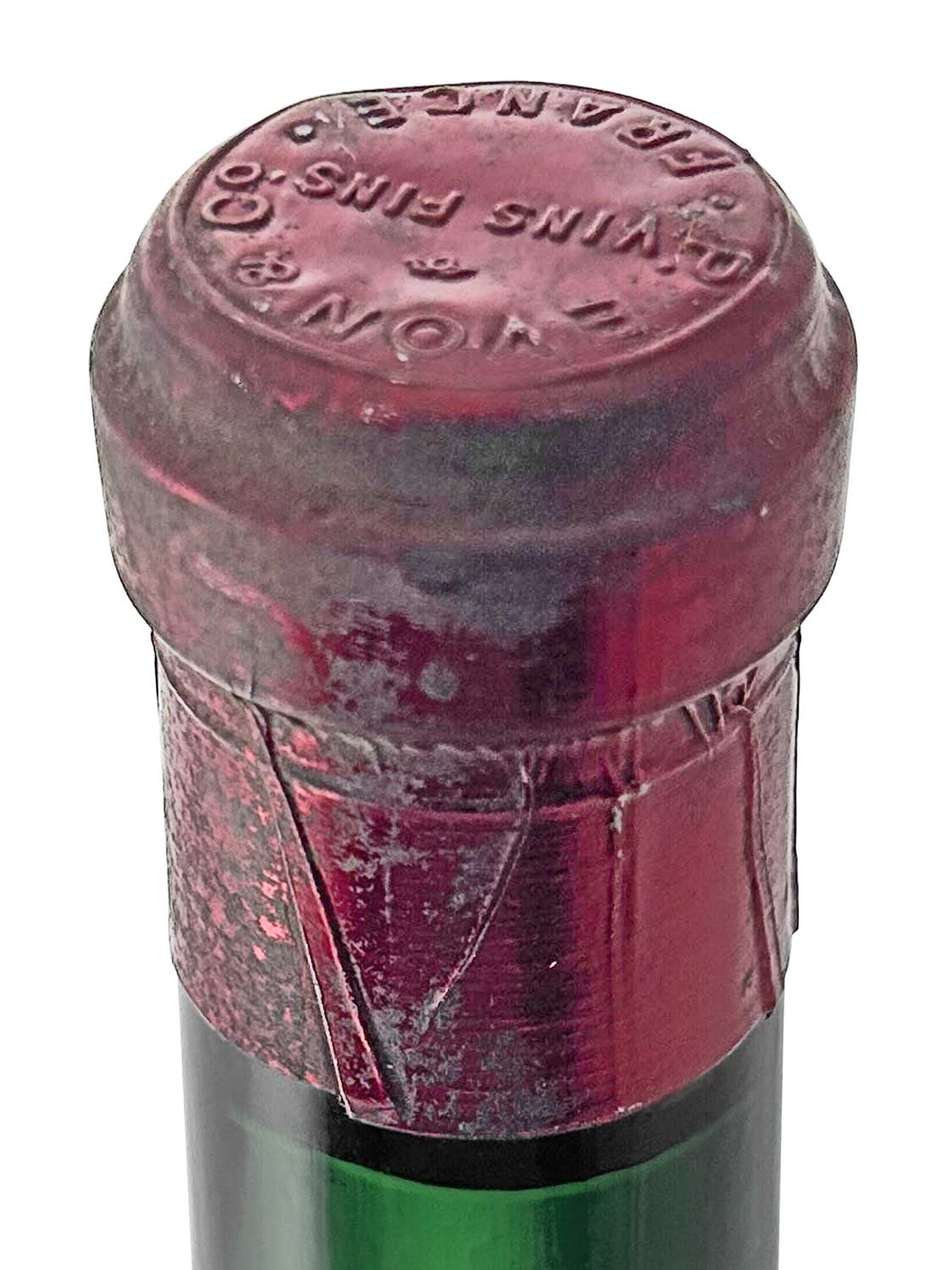 Flasche Chateau Calon Segur 1954 mit roter Kapsel. Der Kapselverschluss zeigt den Aufdruck 'France', 'Vins Fins' und 'Evon & Co'.