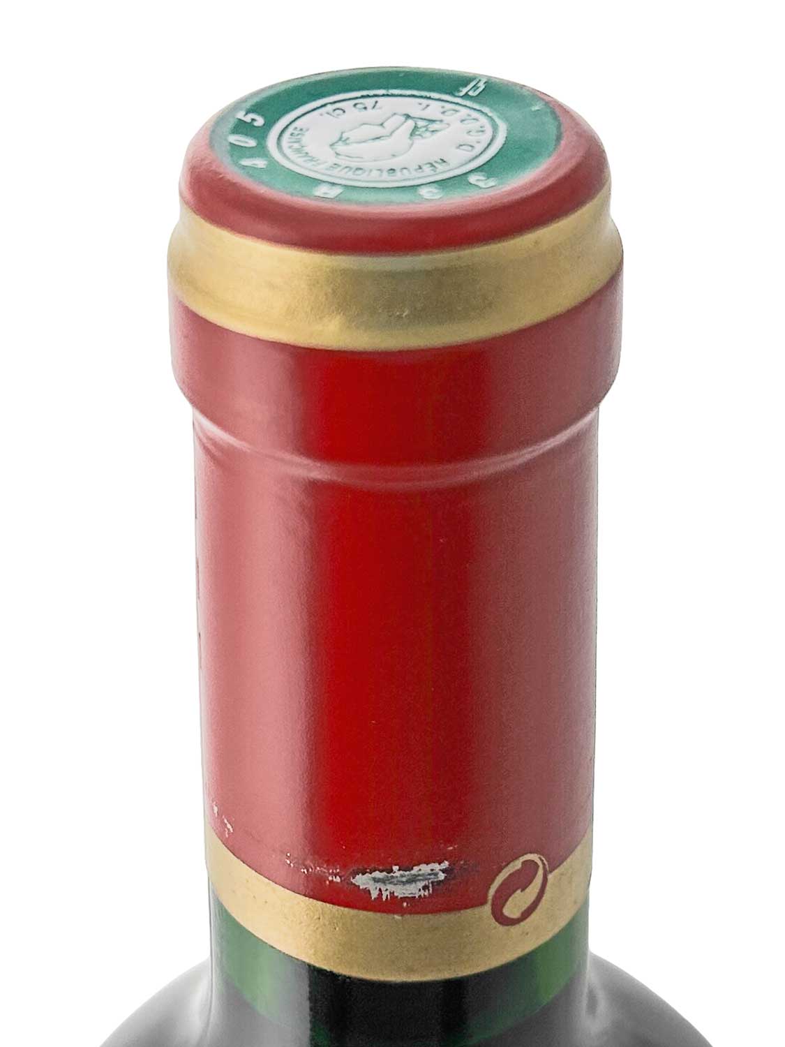 Flaschenhals eines roten Weins mit goldfarbenem Rand und grünem Siegel oben, ohne sichtbaren Text.