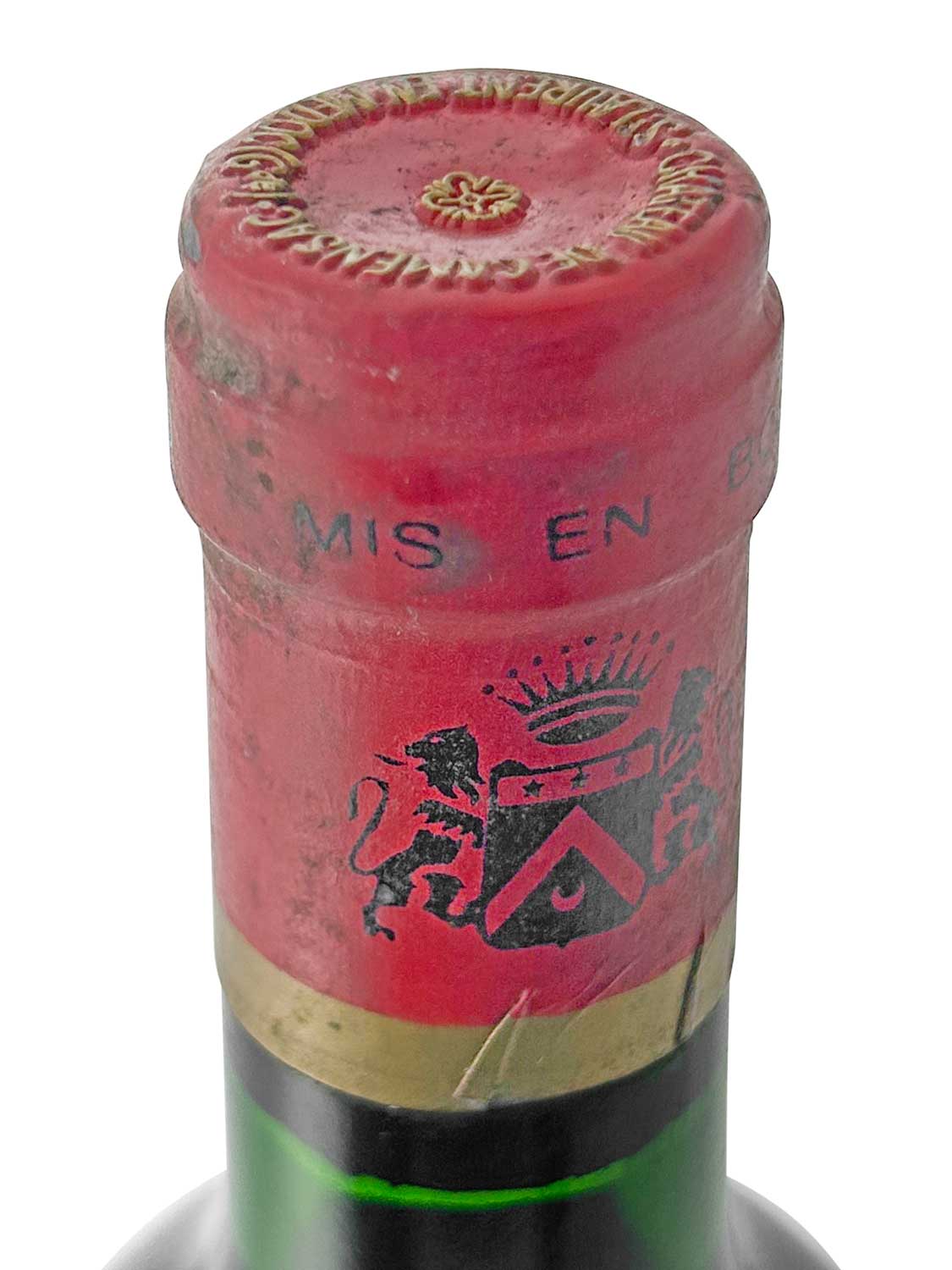 Roter Flaschenverschluss mit schwarzem Wappen, Löwen und Krone, auf grünem Flaschenhals.