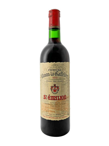 Flasche Rotwein Château Canon la Gaffelière 1973 mit rotem Siegel und cremefarbenem Etikett mit rotem und schwarzem Text.