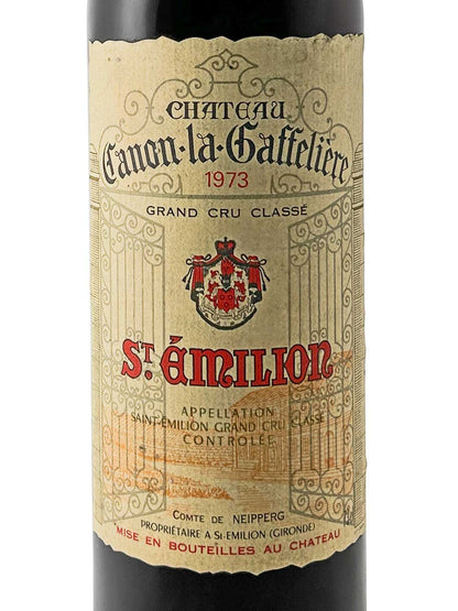 Weinetikett von Château Canon la Gaffelière 1973 mit Wappen, Schriftzug 'St. Émilion' und Angaben zur Appellation und Abfüllung im Château.