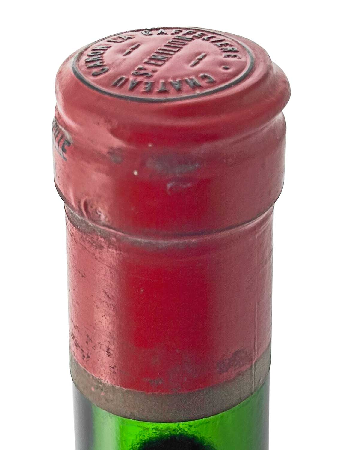 Roter Kapselverschluss auf grünem Flaschenhals mit geprägtem Text 'CHÂTEAU CANON LA GAFFELIÈRE' auf der Oberseite.