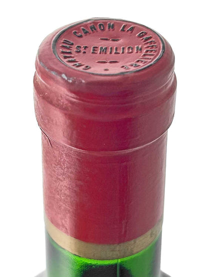 Flaschenhals mit rotem Kapselverschluss, auf dem 'CHATEAU CANON LA GAFFELIERE ST EMILION' geprägt ist