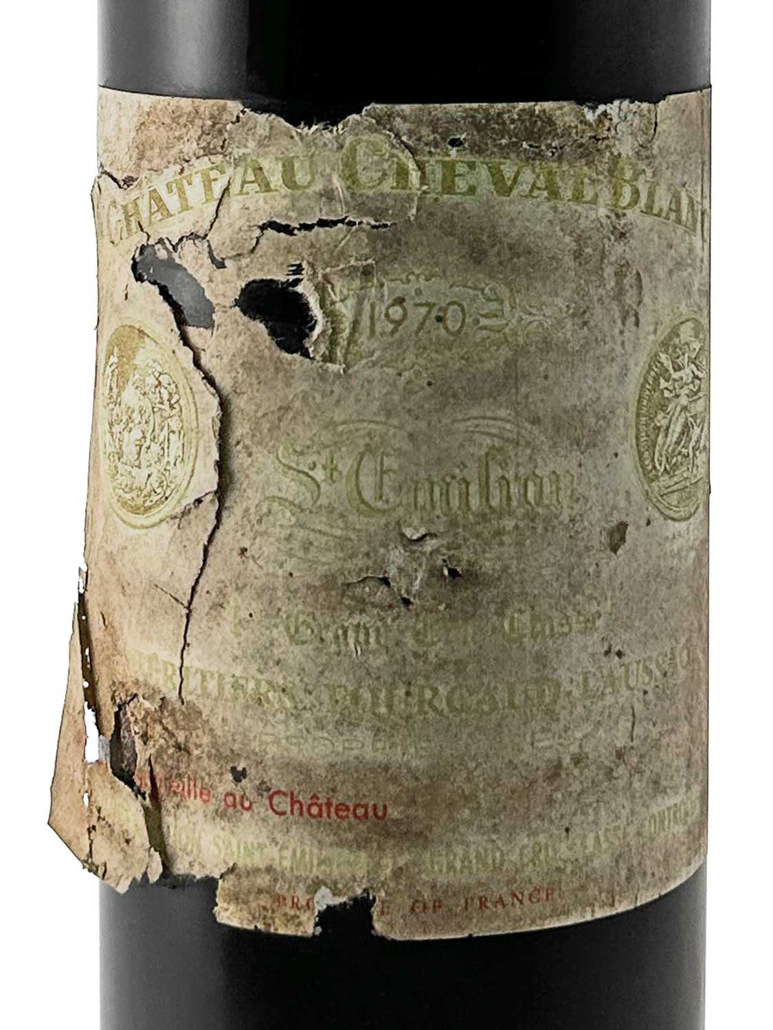 Weinflasche mit beschädigtem Etikett von Chateau Cheval Blanc, Jahrgang 1970. Auf dem Etikett steht 'Saint-Émilion', 'Grand Cru Classé', und 'Château'.