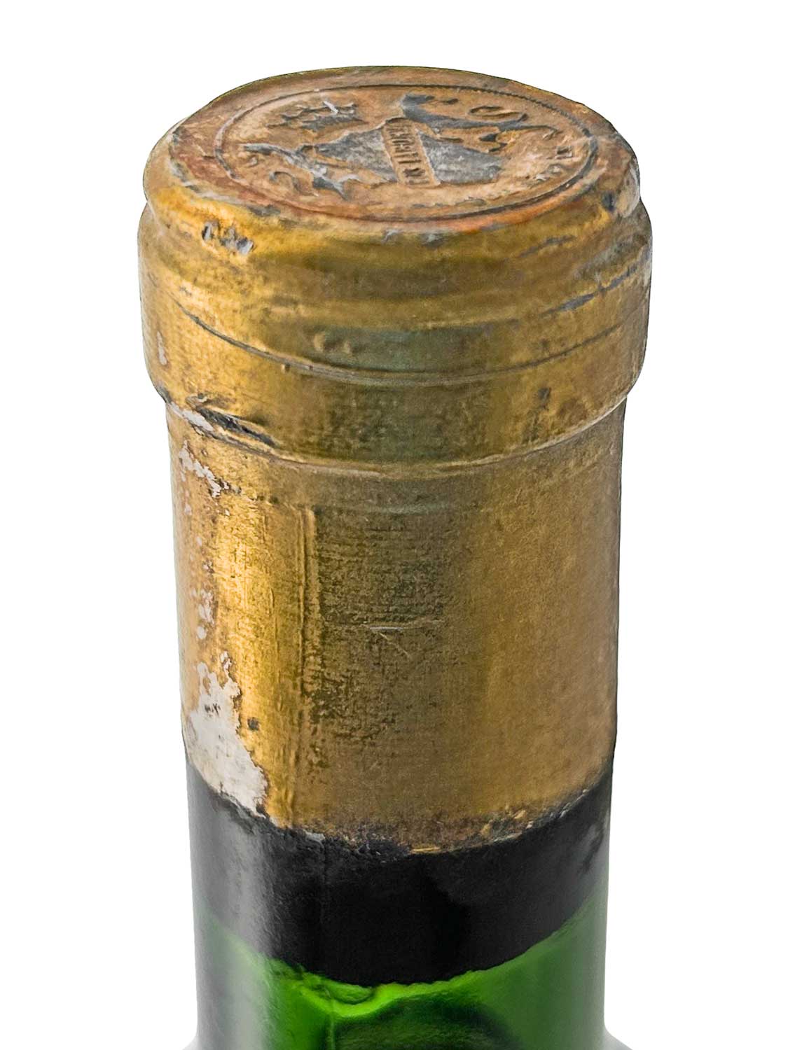 Nahaufnahme des Flaschenhalses einer grünen Weinflasche mit goldener Kapsel, die oben eine geprägte Prägung zeigt.