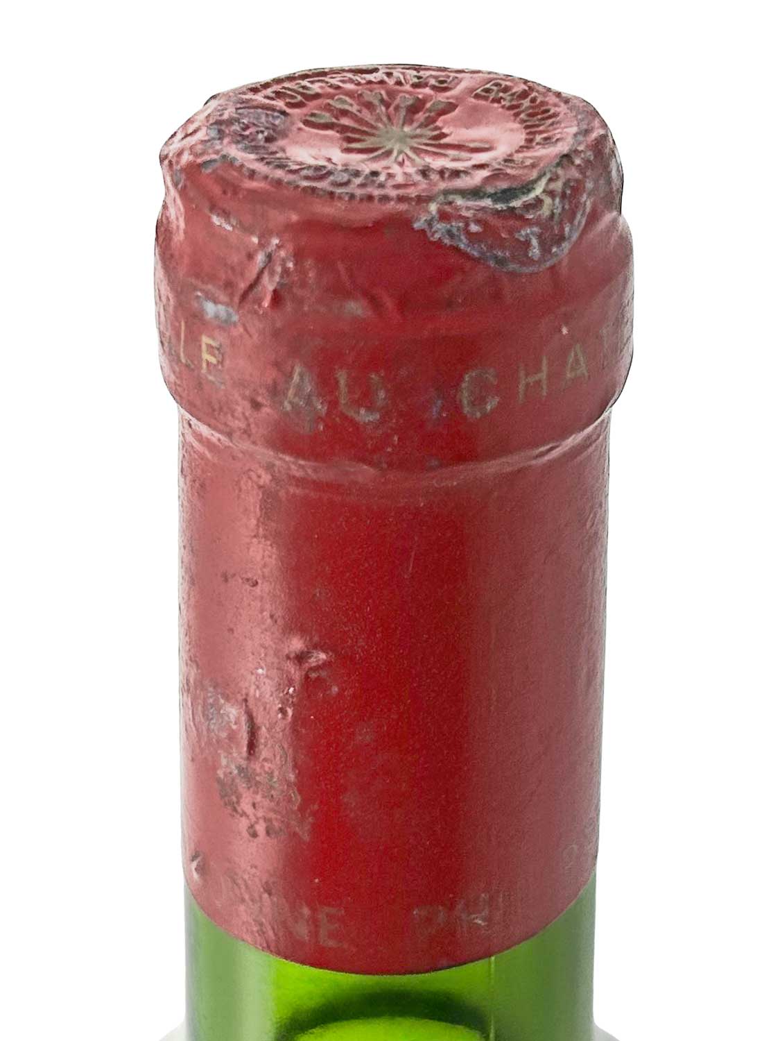 Flaschenhals mit rotem Wachssiegel und Prägung, teilweise abgeblättert, auf einer Weinflasche.