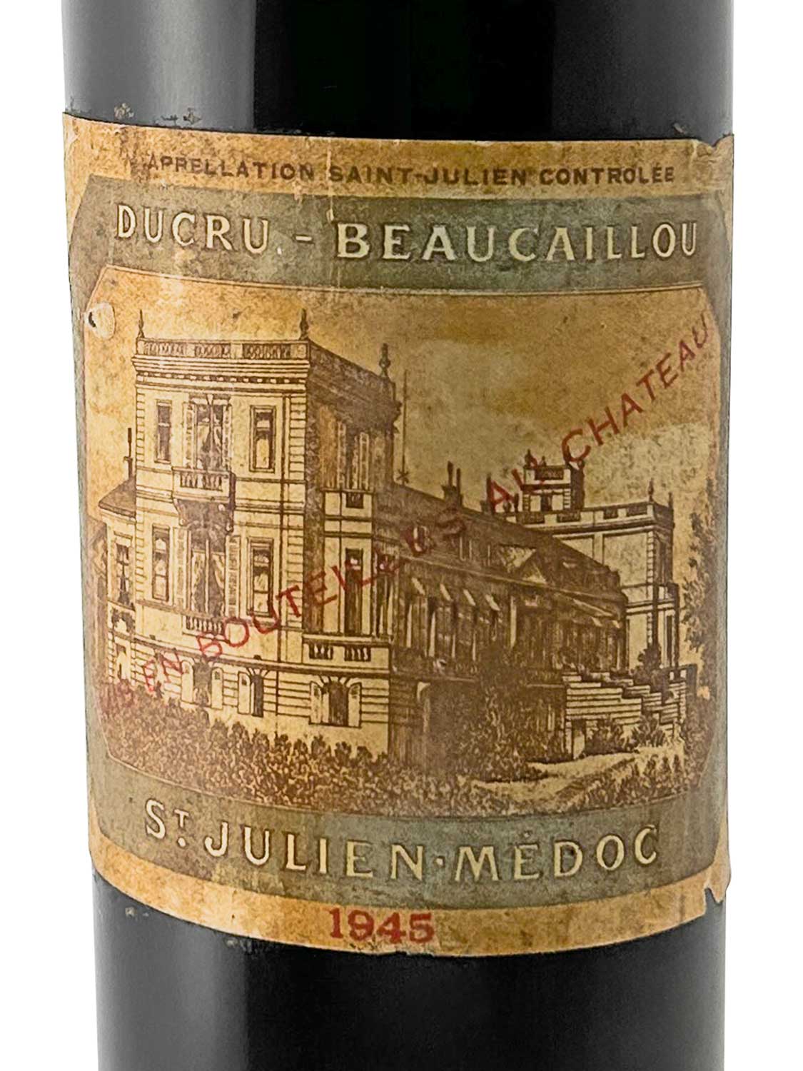 Weinflasche mit altem Etikett von Chateau Ducru Beaucaillou 1945, zeigt ein Gebäude und Text 'APPELLATION SAINT-JULIEN CONTROLEE', 'DUCRU-BEAUCAILLOU', 'ST. JULIEN-MEDOC', '1945'.