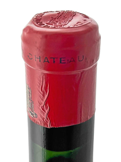 Flasche mit rotem Kapselverschluss, auf dem 'CHATEAU' und ein Turm geprägt sind