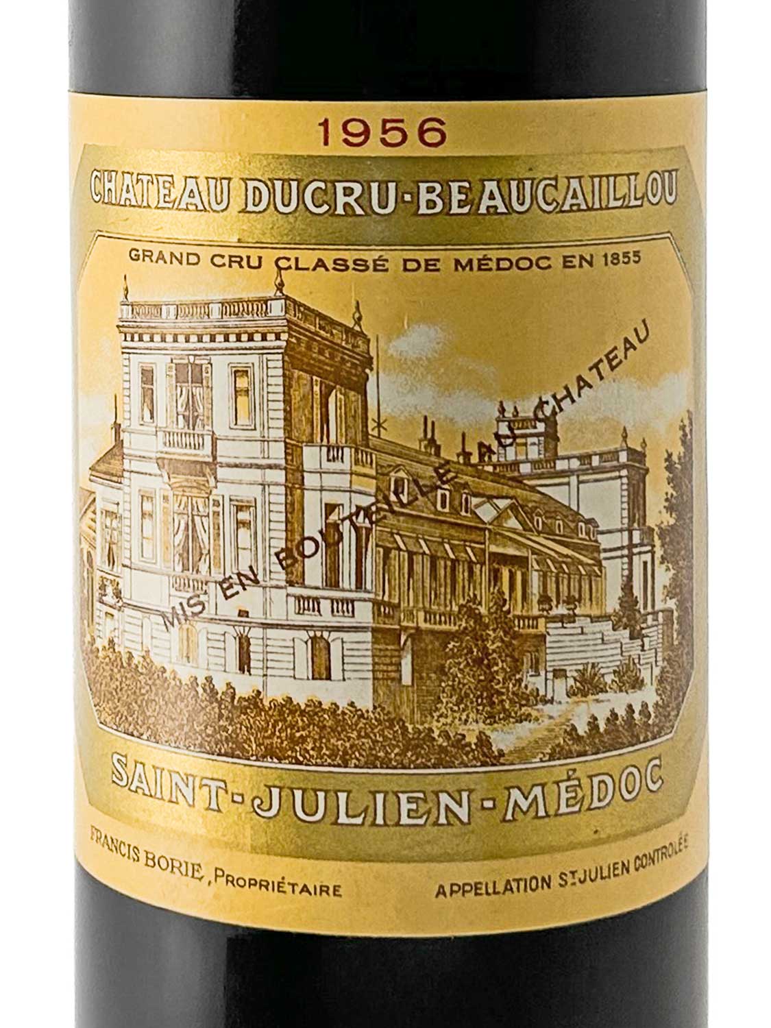 Weinflasche mit Etikett des Château Ducru-Beaucaillou 1956 aus Saint-Julien-Médoc mit Abbildung eines Schlossgebäudes und goldfarbenem Hintergrund
