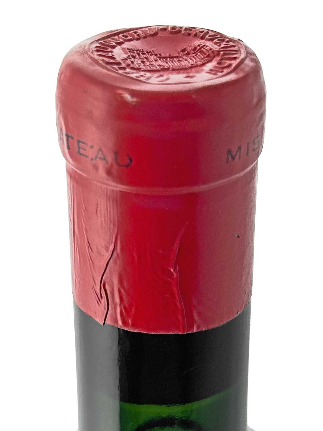 Nahaufnahme des Flaschenhalses eines Château Ducru-Beaucaillou 1956 Weins mit rotem Kapselverschluss und geprägtem Siegel auf der Oberseite