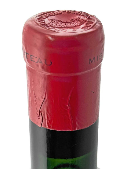 Nahaufnahme des Flaschenhalses eines Château Ducru-Beaucaillou 1956 Weins mit rotem Kapselverschluss und geprägtem Siegel auf der Oberseite