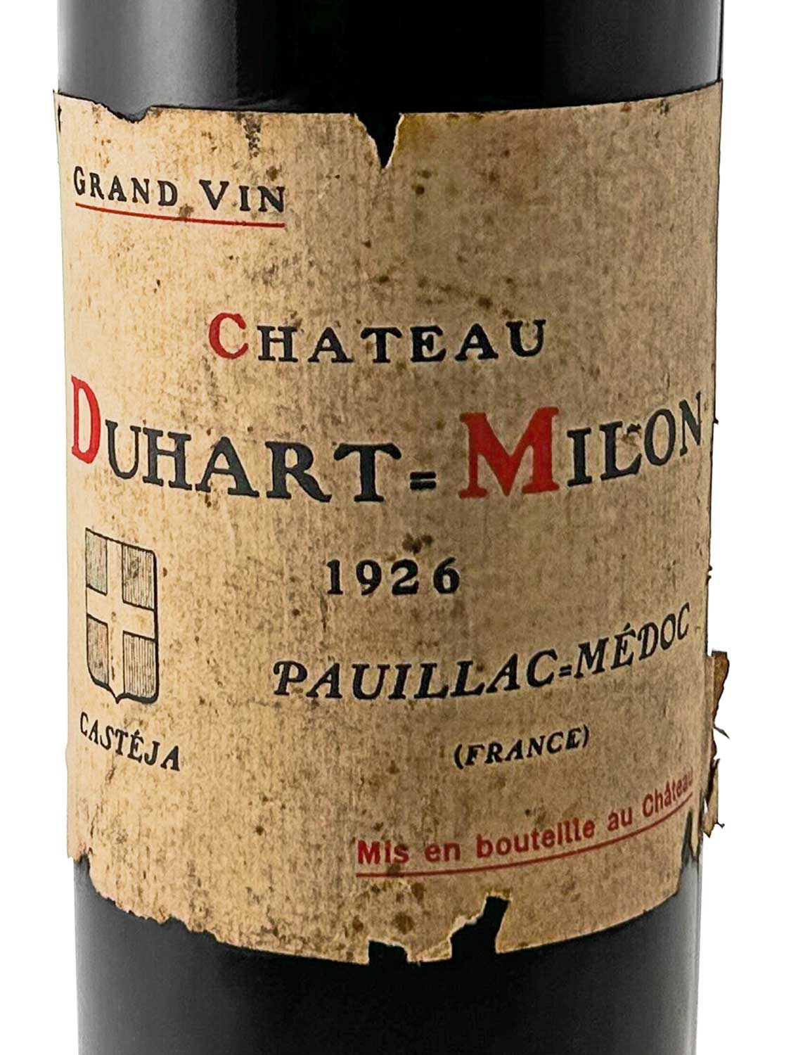 Weinflasche mit Etikett von 'Chateau Duhart-Milon 1926', Pauillac-Médoc, Frankreich. Das Etikett zeigt eine beschädigte, braune Papieroberfläche mit dem Wappen und dem Text 'Grand Vin'.