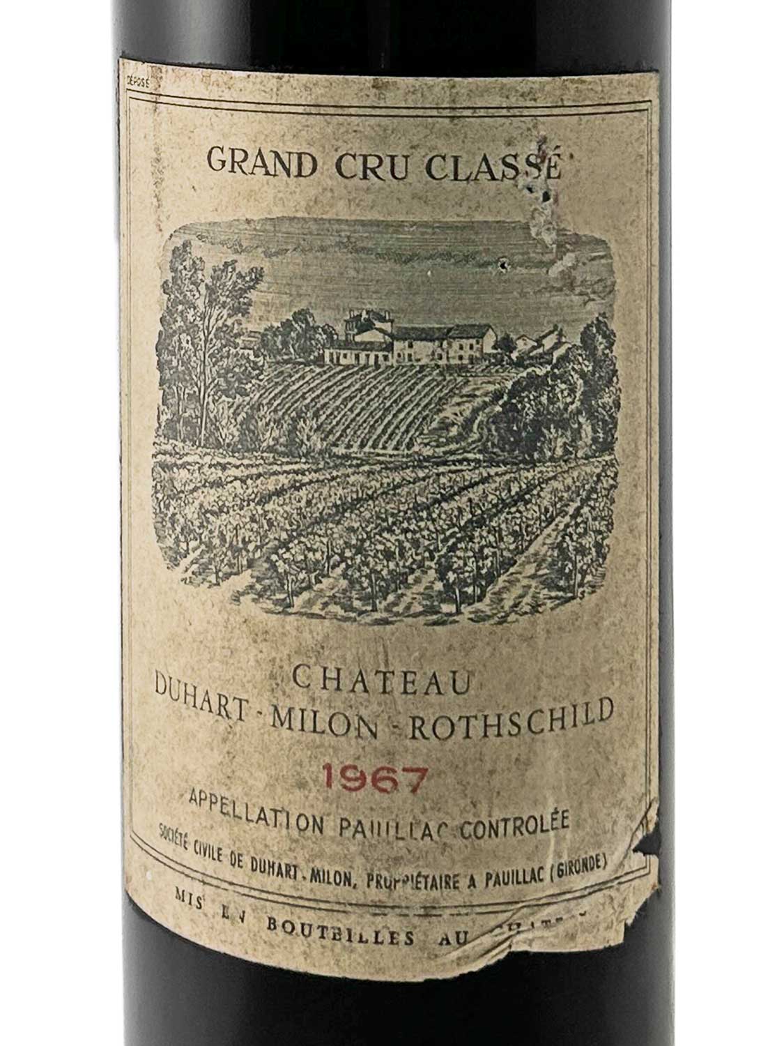 Weinflasche mit einem gealterten Etikett, das eine Weinberglandschaft zeigt und die Aufschrift 'CHATEAU DUHART-MILON-ROTHSCHILD 1967' sowie 'GRAND CRU CLASSÉ' trägt.
