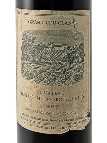 Weinflasche mit einem gealterten Etikett, das eine Weinberglandschaft zeigt und die Aufschrift 'CHATEAU DUHART-MILON-ROTHSCHILD 1967' sowie 'GRAND CRU CLASSÉ' trägt.