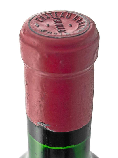 Nahaufnahme des oberen Flaschenhalses einer Weinflasche mit rotem Kapselverschluss, auf dem 'DUHART-MILON' geprägt ist.