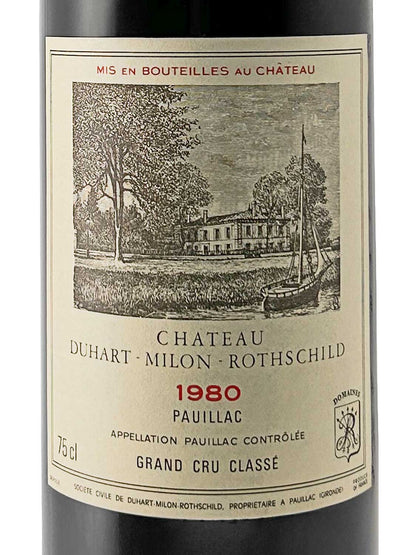 Weinflaschenetikett mit Zeichnung eines Herrenhauses, Segelboot am Ufer, Text 'CHATEAU DUHART-MILON-ROTHSCHILD 1980 PAUILLAC GRAND CRU CLASSÉ'.