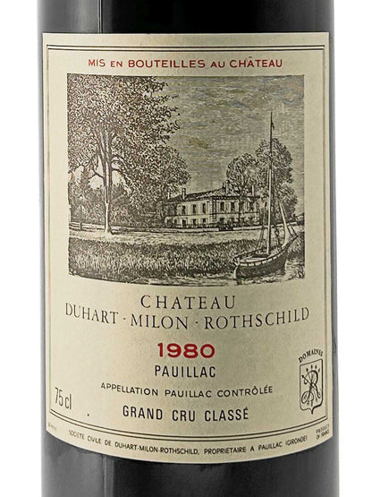 Weinflaschenetikett mit einer Zeichnung eines Schlosses und eines Segelbootes am Ufer, Text mit 'CHATEAU DUHART-MILON-ROTHSCHILD 1980 PAUILLAC GRAND CRU CLASSÉ'