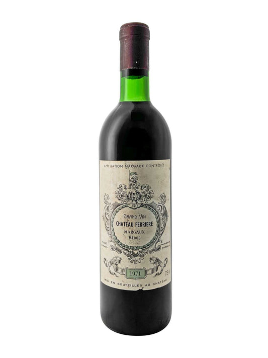 Flasche Château Ferrière 1971 mit grünem Hals und weißem Etikett, darauf ein dekorativer Rahmen und Text.
