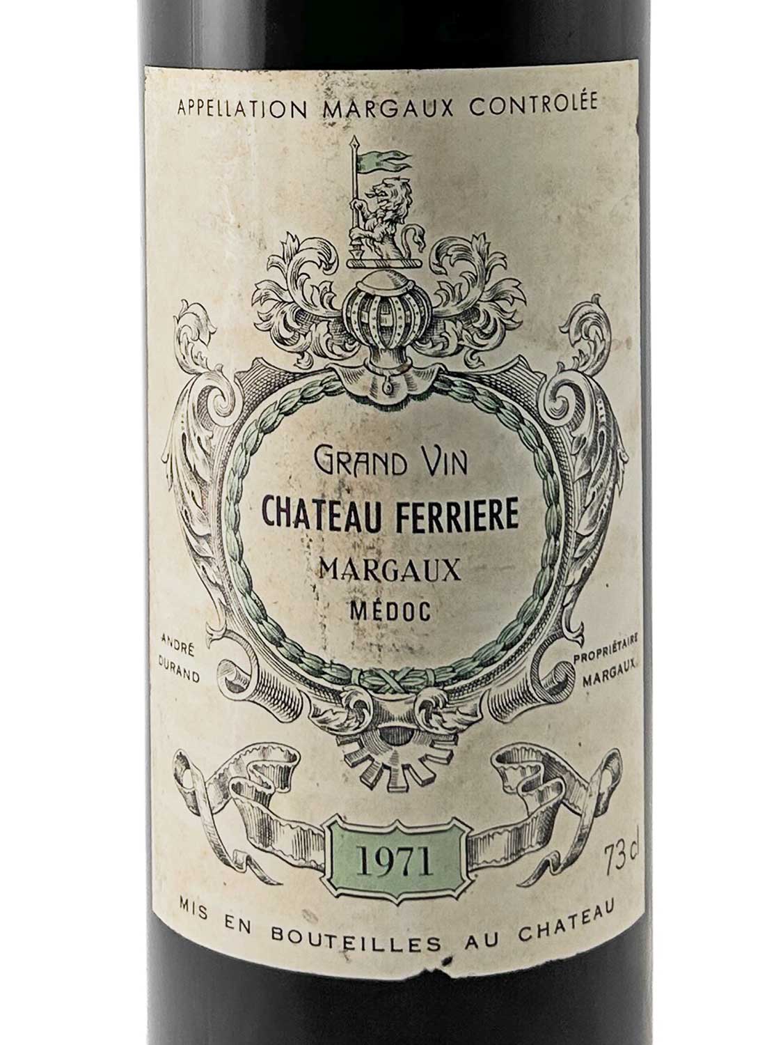 Weinflaschenetikett mit der Aufschrift 'Grand Vin Château Ferrière Margaux Médoc 1971', verziert mit einem ornamental eingerahmten Wappen und zwei Löwen, die ein Schild halten.