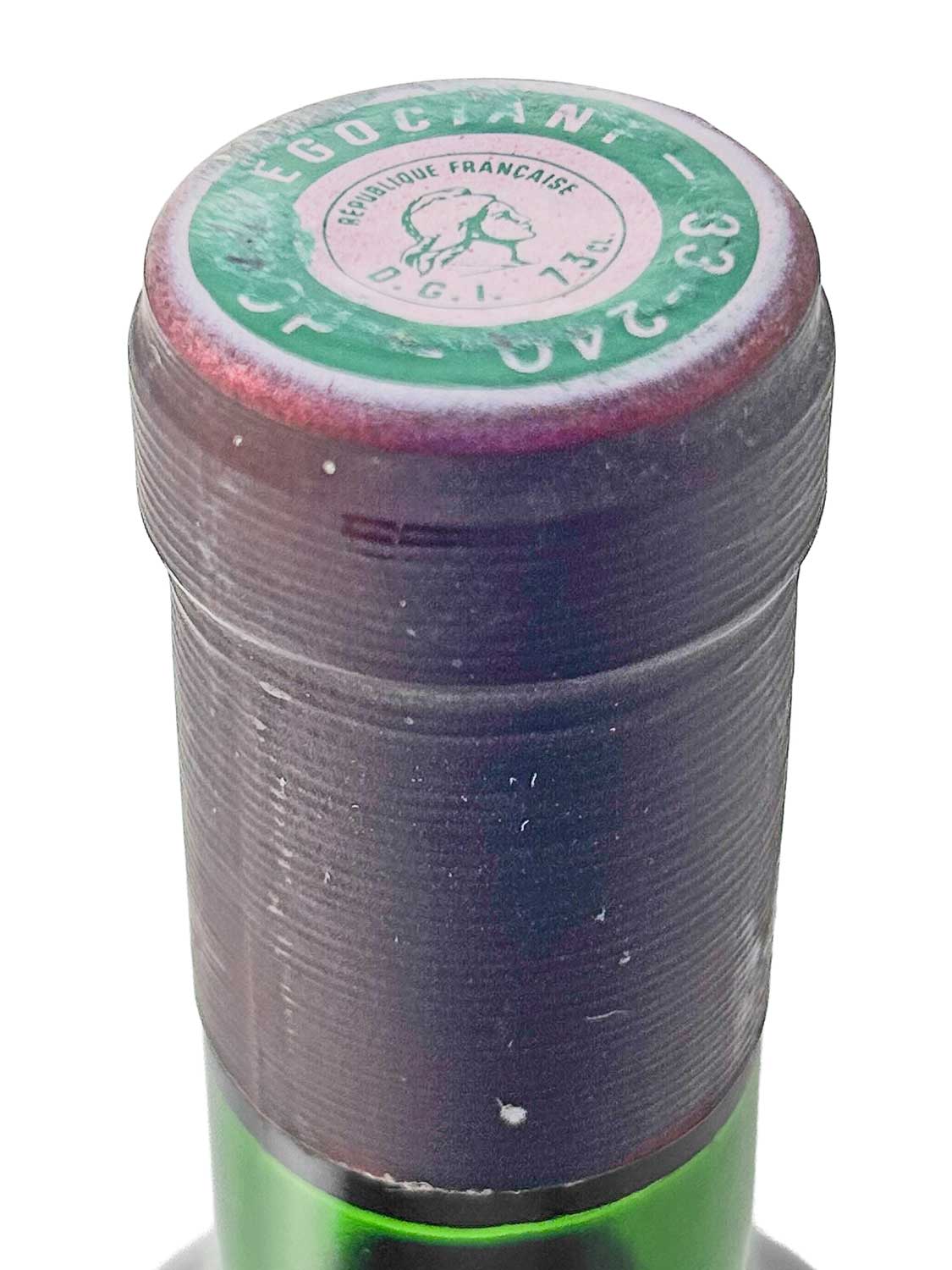 Flasche mit grünem Kapselverschluss, auf dem oben ein rundes Siegel mit der Aufschrift 'REPUBLIQUE FRANCAISE D.G.I. 73 cl' und einer stilisierten Figur zu sehen ist.