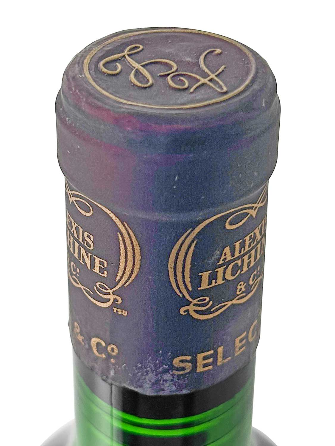 Flaschenkapsel mit goldener Schrift 'ALEXIS LICHTINE & Co' und dekorativem Monogramm auf der Oberseite.