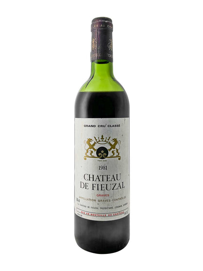 Grüne Weinflasche mit Etikett 'Chateau de Fieuzal 1981', goldene Löwen und Krone, Text 'Grand Cru Classé' und 'Graves'.