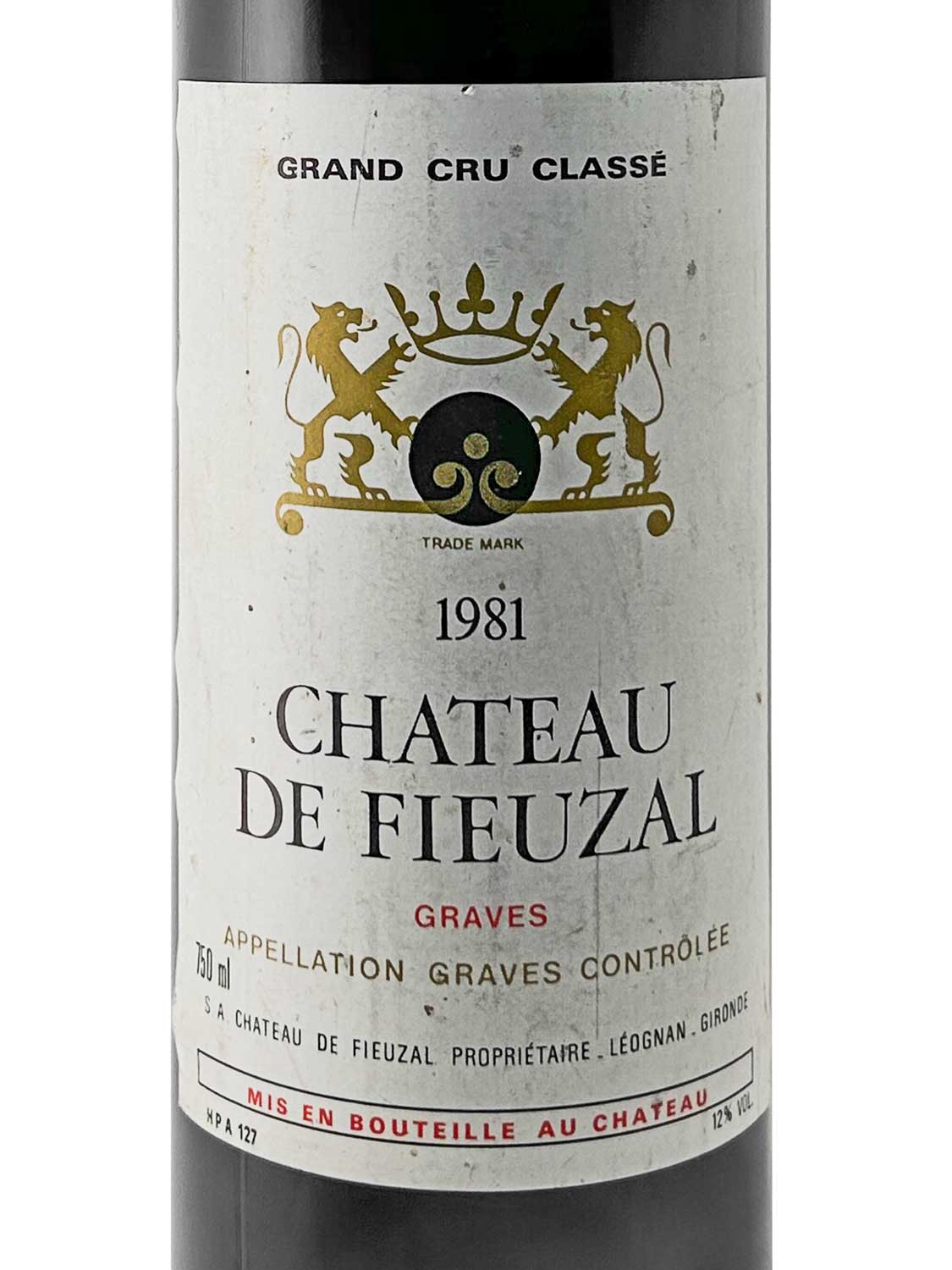 Weißes Weinetikett mit goldfarbenem Wappen, Text 'Grand Cru Classé', '1981', 'Chateau de Fieuzal', 'Graves', und weiteren Angaben zur Herkunft und Abfüllung.