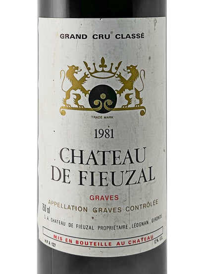 Weißes Weinetikett mit goldfarbenem Wappen, Text 'Grand Cru Classé', '1981', 'Chateau de Fieuzal', 'Graves', und weiteren Angaben zur Herkunft und Abfüllung.