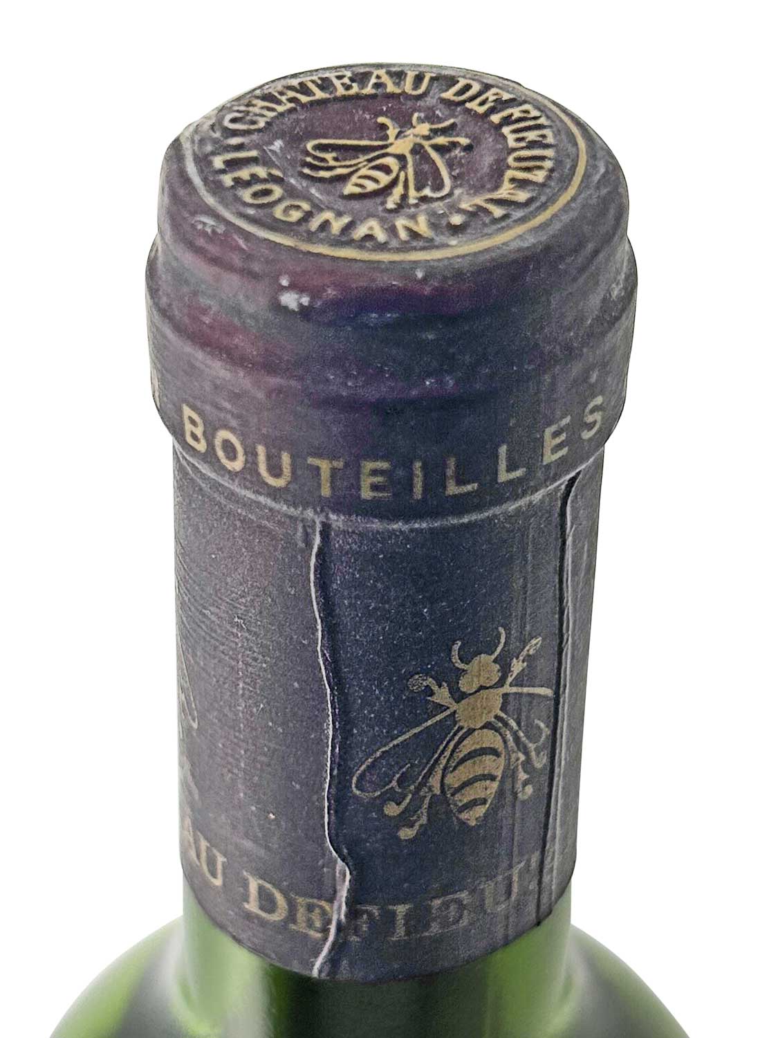 Verschlusskapsel einer Weinflasche mit goldener Bienenabbildung und Schrift 'CHATEAU DE FIEUZAL PESSAC-LEOGNAN' und 'BOUTEILLES'.