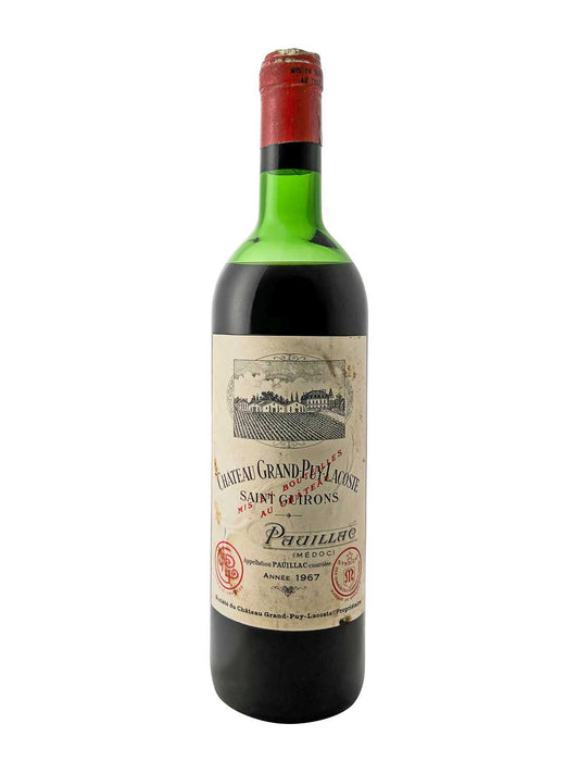 Grüne Weinflasche mit rotem Kapselverschluss, Etikett zeigt Schlosszeichnung und Text 'Château Grand-Puy-Lacoste 1967', 'Pauillac'.