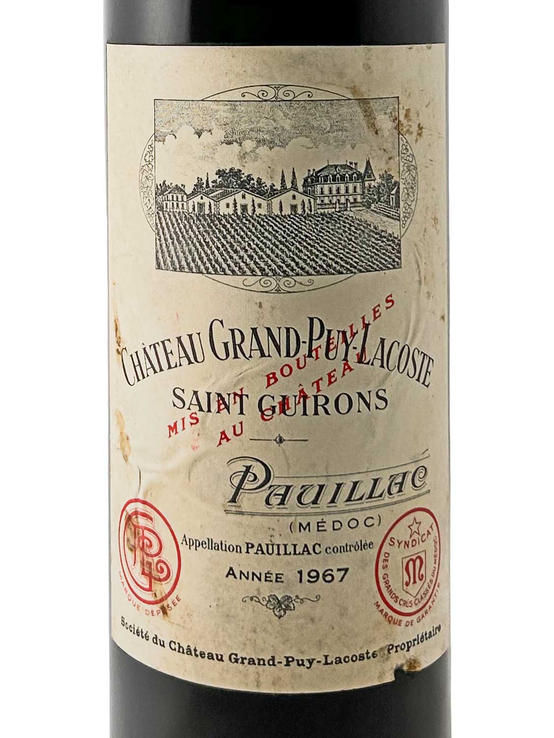 Weinetikett mit Illustration eines Weinguts, Text 'CHÂTEAU GRAND-PUY-LACOSTE', 'SAINT-GUIRONS', 'PAUILLAC (MÉDOC)', Jahrgang 1967, rote Stempel und Verzierungen.