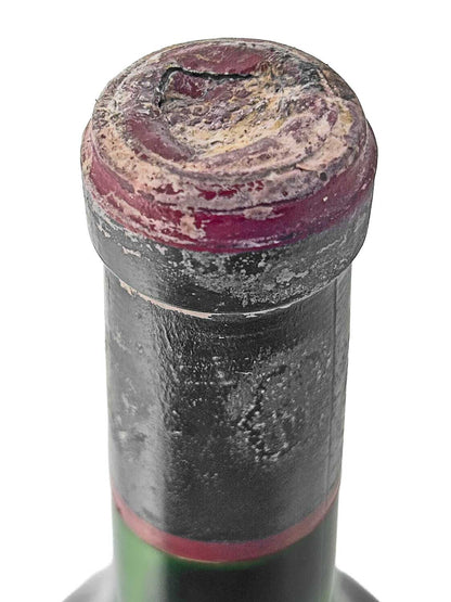 Nahaufnahme des Flaschenhalses einer Weinflasche mit verkrustetem, dunkelrotem Kapselverschluss und grünem Glas, passend zu Chateau Gruaud Larose 1969.