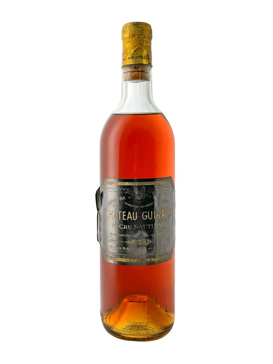 Flasche Château Guiraud Dessertwein mit goldener Kapsel und dunklem Etikett, gefüllt mit bernsteinfarbenem Wein.