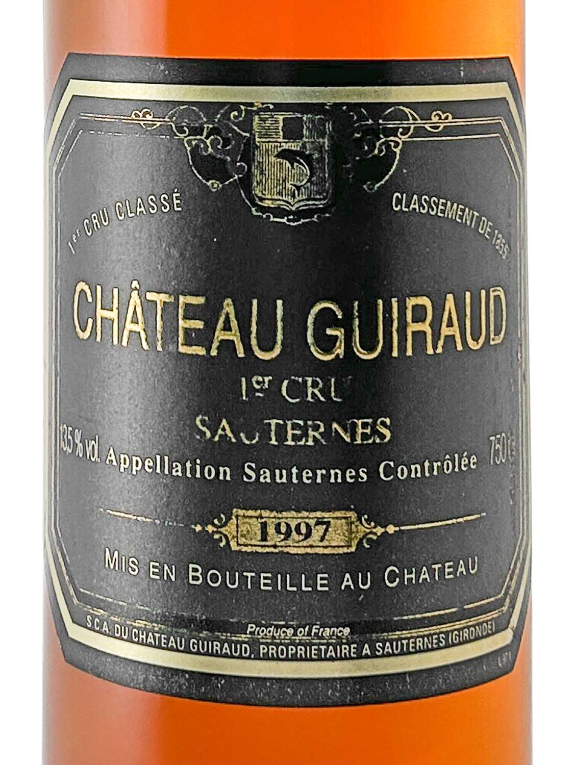 Weinetikett von Château Guiraud 1997 mit goldener Schrift auf schwarzem Grund, zeigt Angaben zu Jahrgang, Herkunft und Flascheninhalt