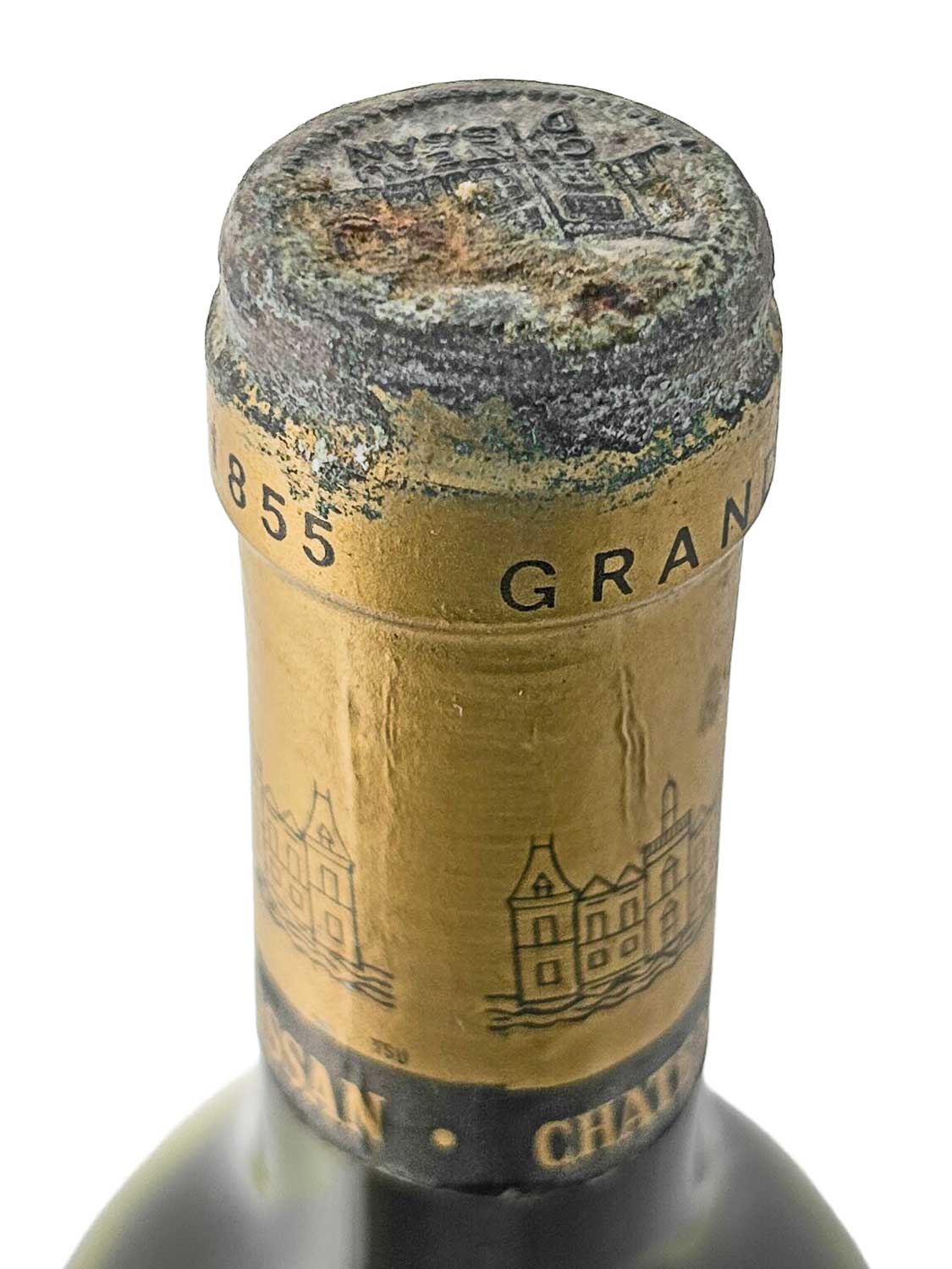 Flasche Château d'Issan 1980 mit goldener Kapsel, die ein Schlossmotiv zeigt und an der Oberseite Gebrauchsspuren aufweist
